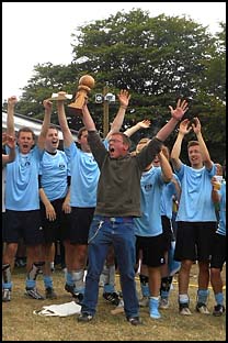 Das ist kein Bembel, sondern der WMC-Pokal!