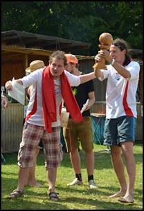 Die Furia-Ikonen Peter und Martin bejubeln den Pokal