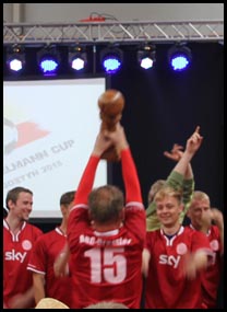 Das ist kein Bembel, sondern der WMC-Pokal!